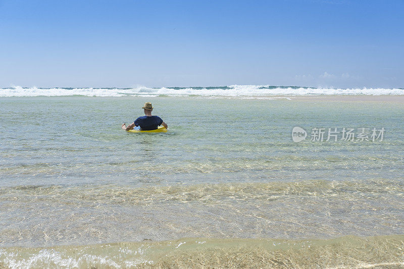 在Pedn Vounder海滩的浅海中漂浮的人